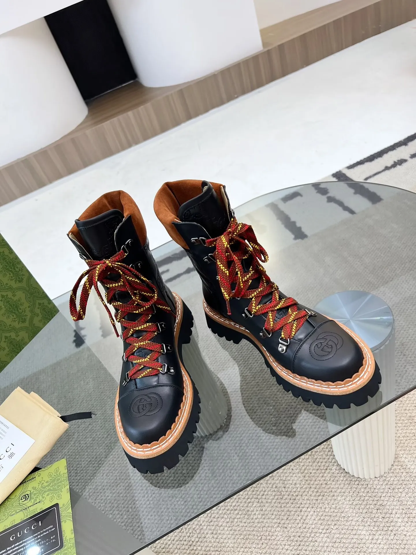 👟👟Ex-factory price 660👟👟 Autumn and winter GUCCI 8-inch ankle boots original model opening✅Double G electric embroidered toe cap Colored shoelaces, full of high-end feel [strong] Fabric: cowhide🐂, matte open edge beads Inner/foot pads: high-end apricot cowhide TPU outsole Heel height 4cm Color: black Size: 34-42 (34, 42 need to be customized) Packaging: Comes with card and cloth bag.